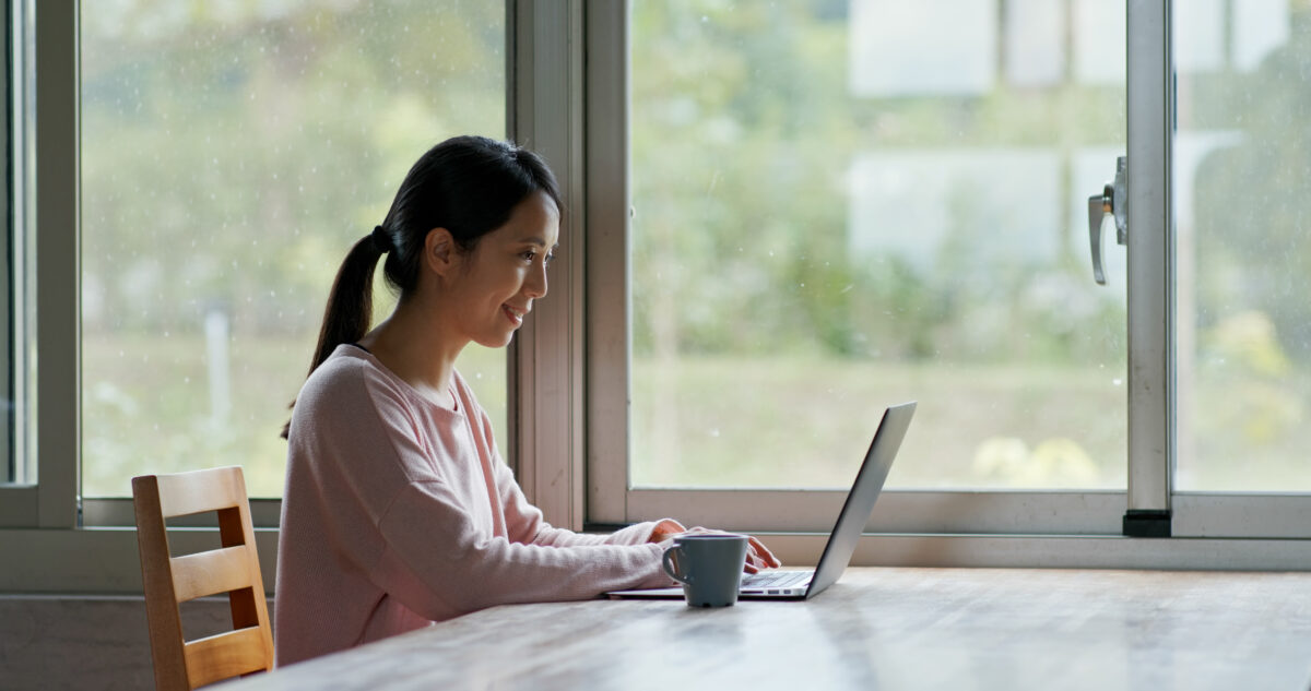 Femme travaillant sur un ordinateur